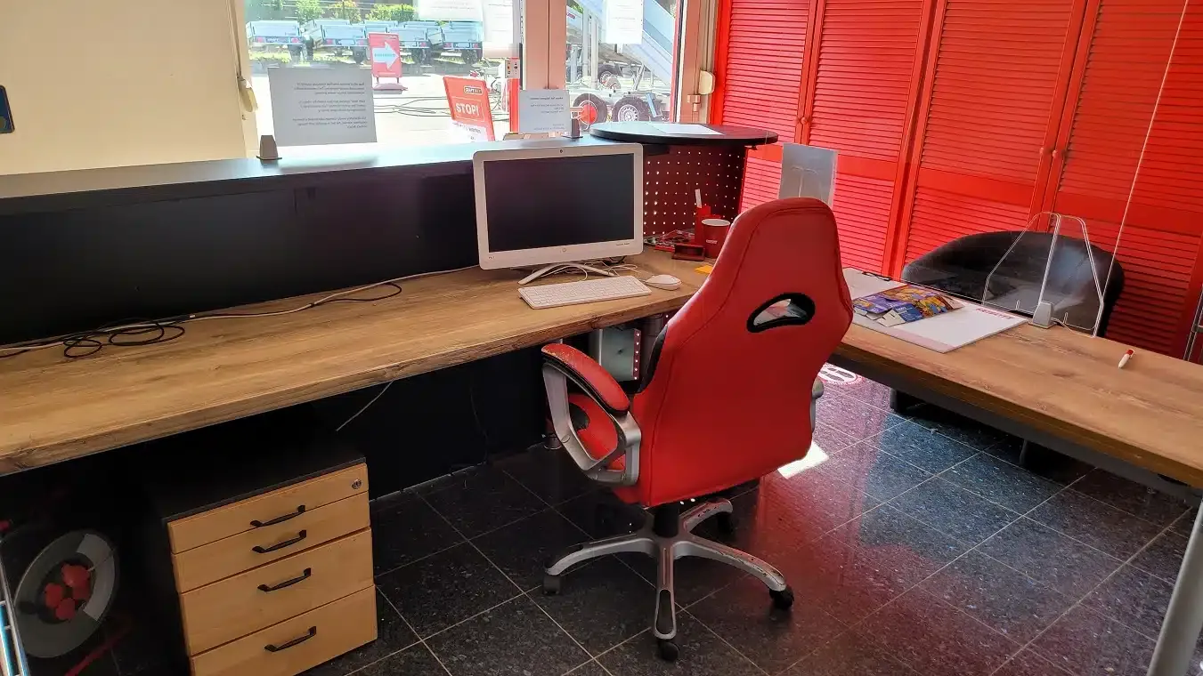 BAUMSTAMM® Empfangstheke mit Ecktischen 295cm x 210cm, Tresen H: 110cm, Tisch H 73cm – Bild 7