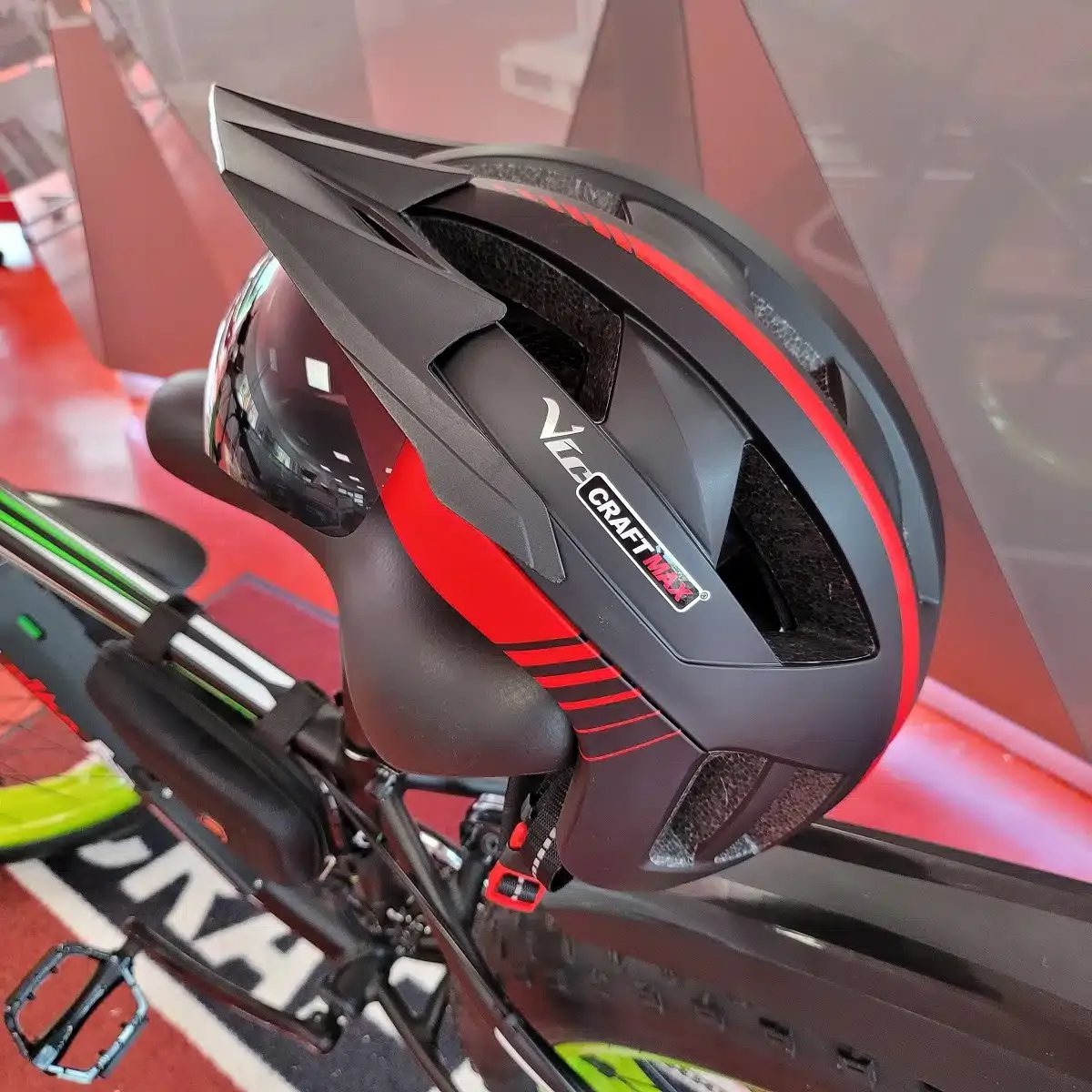 “vic red” MTB Fahrradhelm, atmungsaktiv mit 21 Belüftungskanäle mit abnehmbarer magnetischer Visier Schutzbrille + LED Rücklicht – für Erwachsene – Bild 2