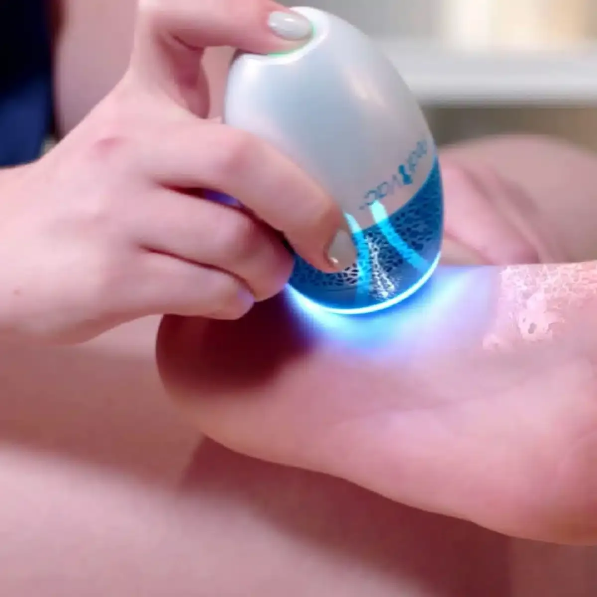 PediVac® Pro Hornhautentferner Fußpflegegerät inkl. Saugfunktion, LED-Licht, Aufsätze grob – fein – Bild 6