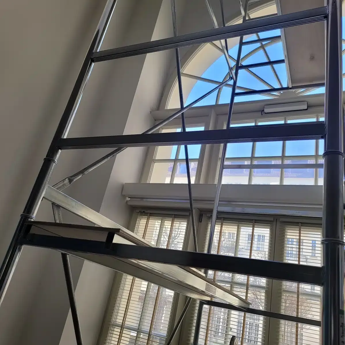 Rollgerüst zu vermieten: Arbeitshöhe 7,35m, Plattform 160x80cm Schnell-& Leichtbauweise – Bild 5