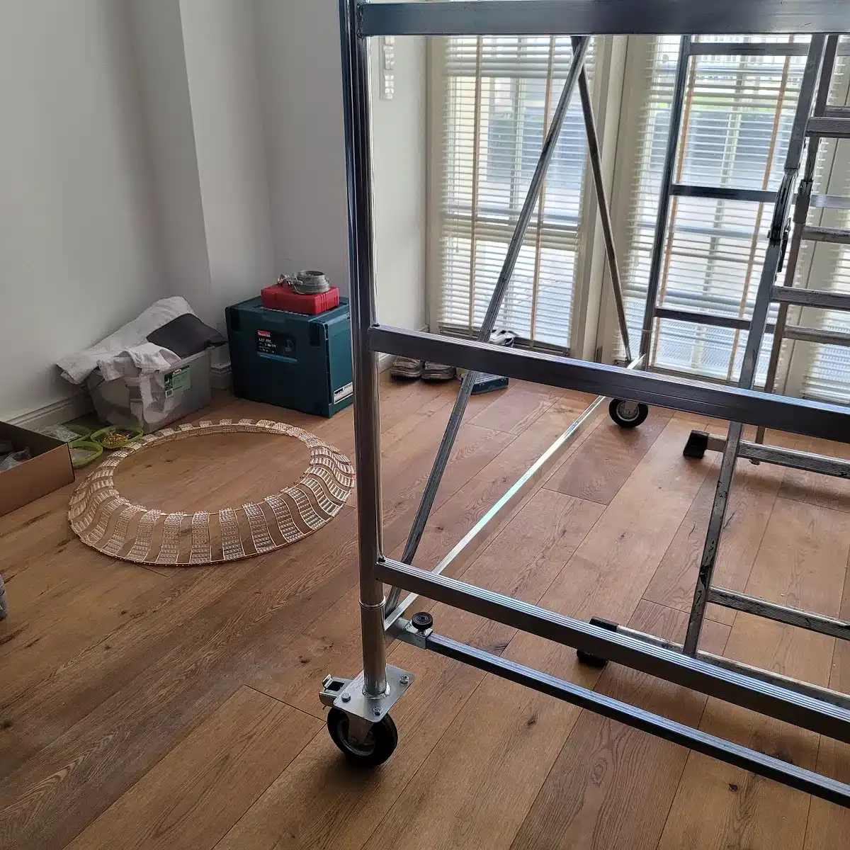 Rollgerüst zu vermieten: Arbeitshöhe 7,35m, Plattform 160x80cm Schnell-& Leichtbauweise – Bild 2