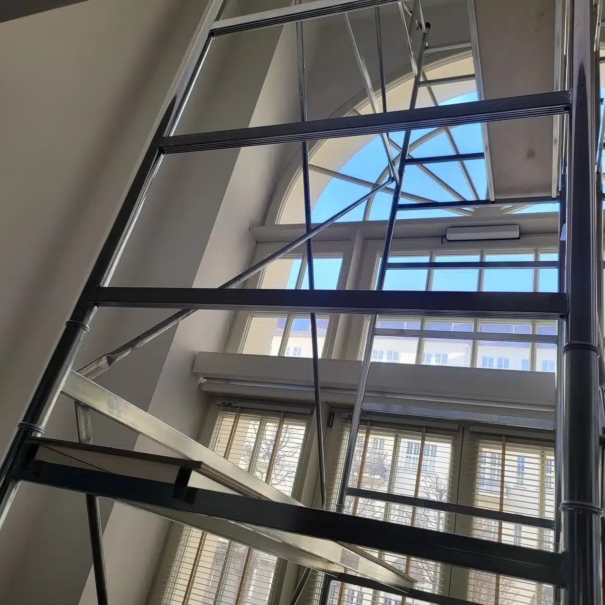 Rollgerüst zu vermieten: Arbeitshöhe 7,35m, Plattform 160x80cm Schnell-& Leichtbauweise – Bild 4